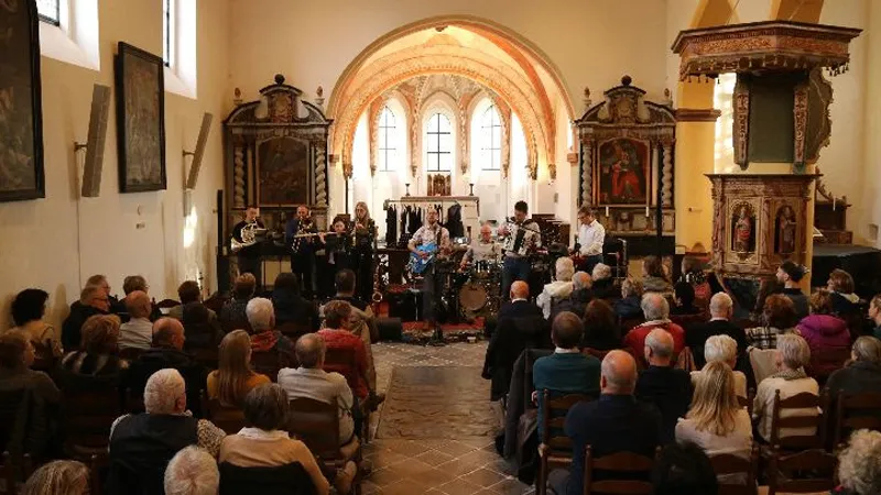 baroesjko in oude salviuskerkje in limbricht