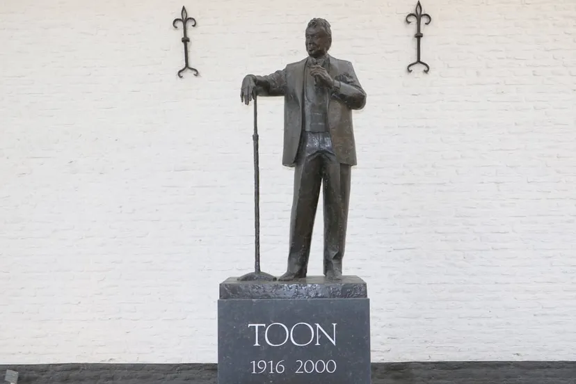 beeld toon hermans bij erfgoedcentrum de domijnen