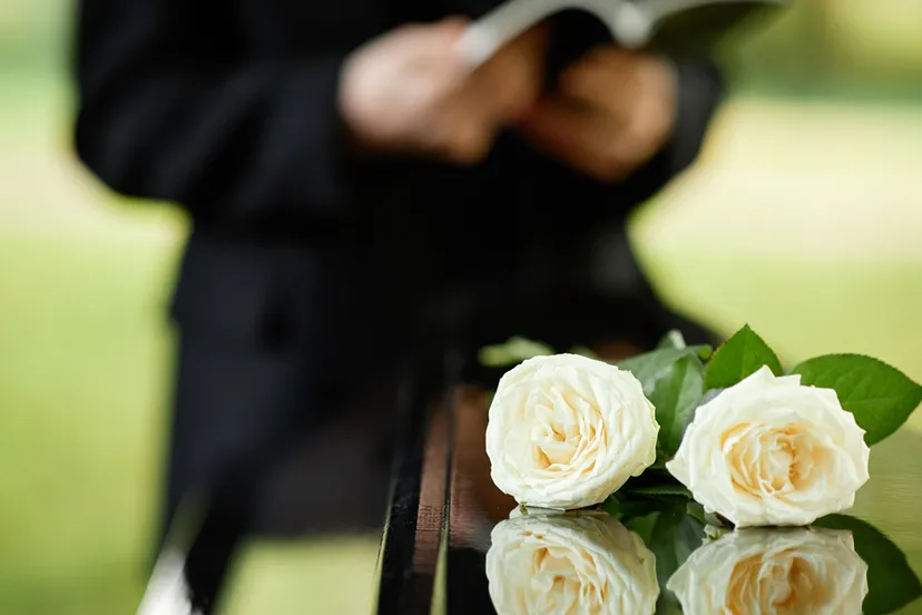 begrafenis kist twee witte rozen