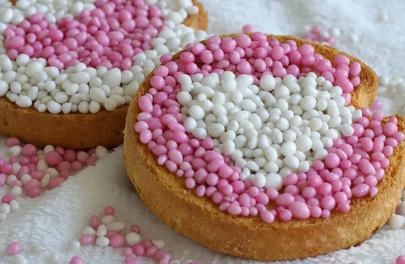 beschuit met muisjes roze wit cc0 pixabay