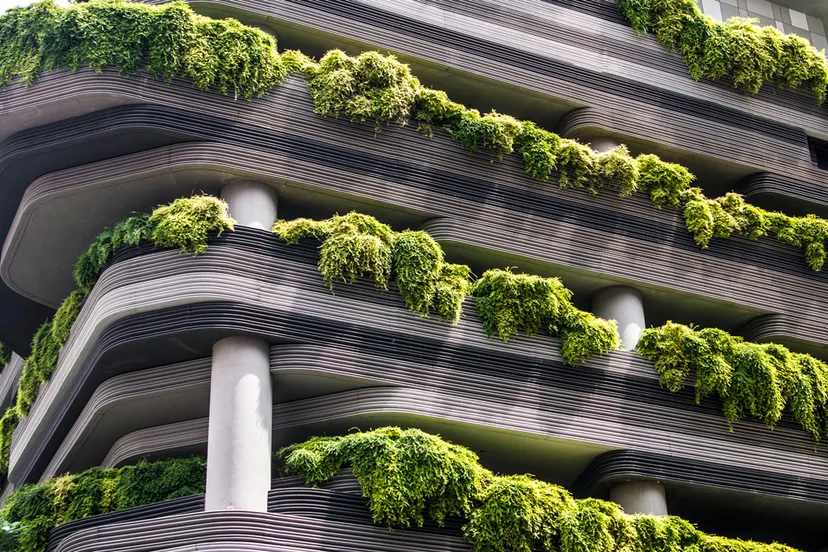 betonnen gebouw met veel groen