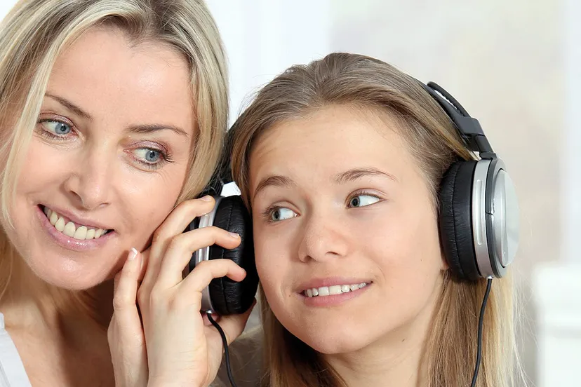 bieb de domijnen moeder dochter koptelefoon