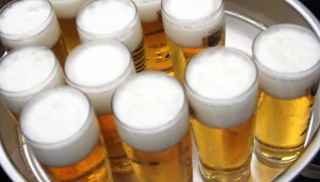 bierglazen op dienblad