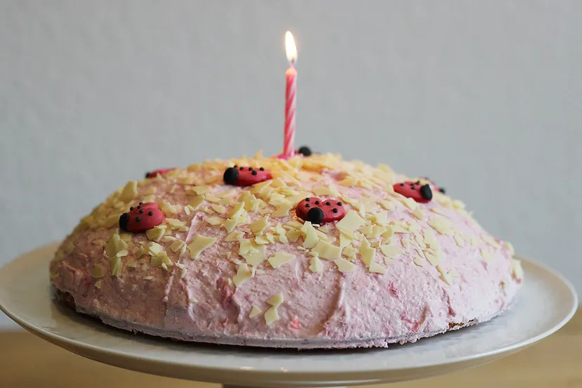 birthday cake 323510 1280 verjaardagstaart lichter