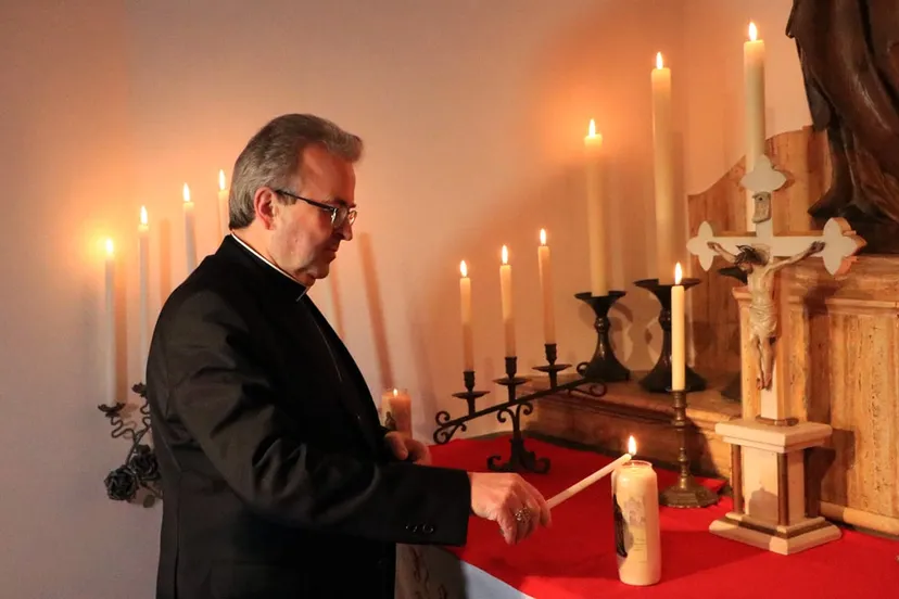 bisschop smeets 20 maart rosakapel kaarsje coronacrisis