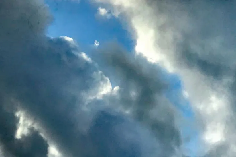 blauwe lucht en bewolking