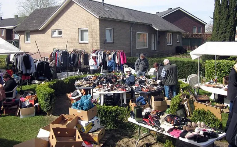 blik op rommelmarkt born