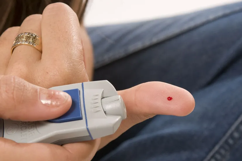 bloed prikker druppel bloed duim