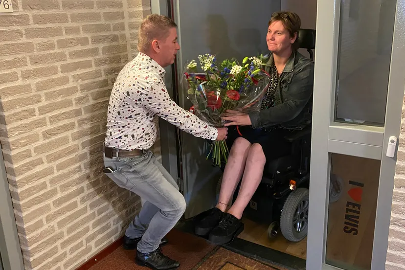 bloemetje van kwf voor sittardse collectante