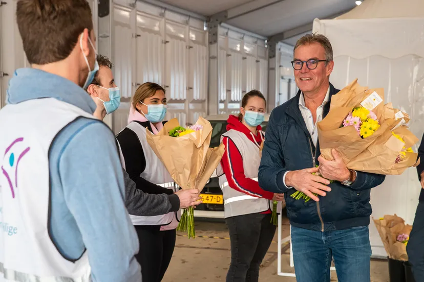bloemetje voor ggd teststraatmedewerkers