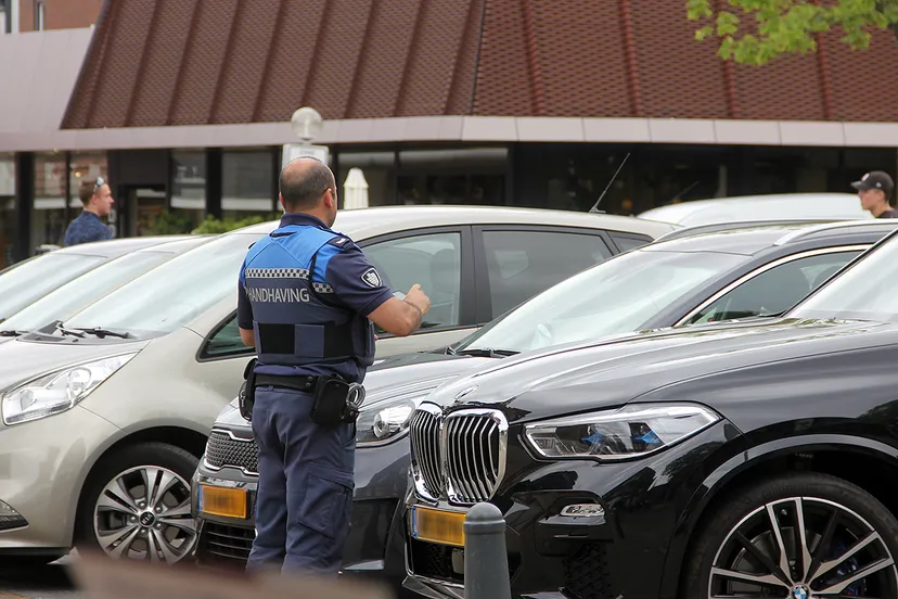 boa schrijft parkeerbon uit op tempelplein