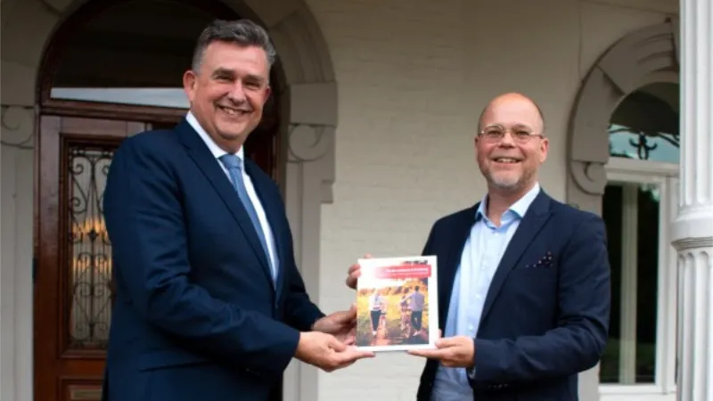 boekoverhandigd aan gouverneur roemer