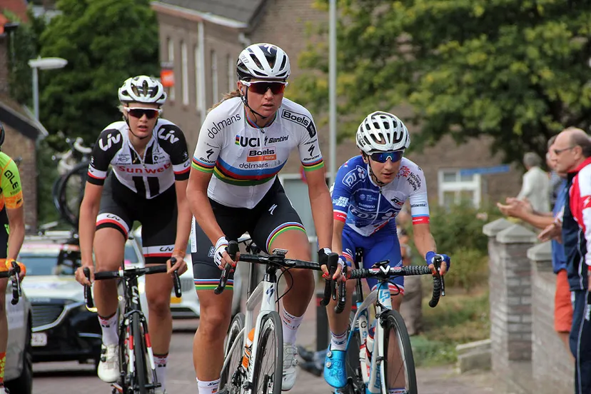 boels ladies tour kopgroep in sweikhuizen