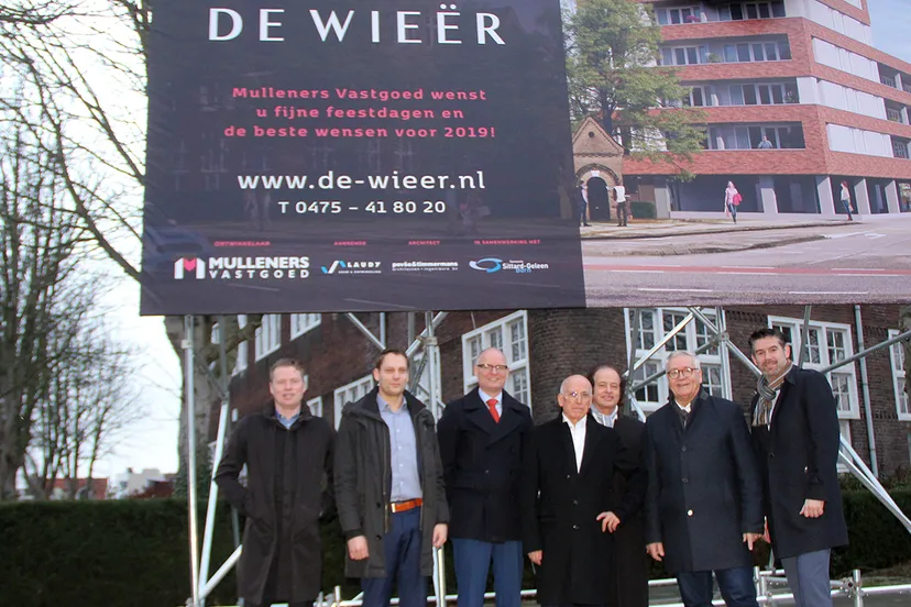 bouwbord onthuld bij wieer