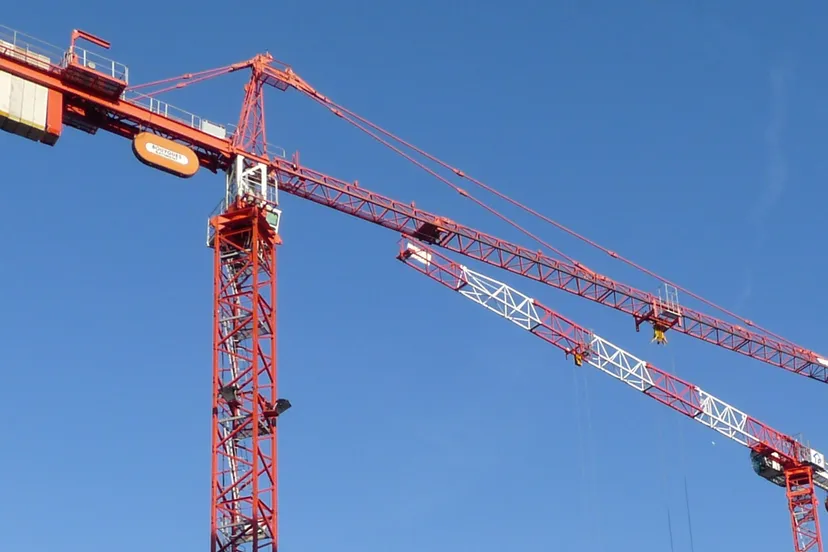 bouwkranen tegen blauwe lucht