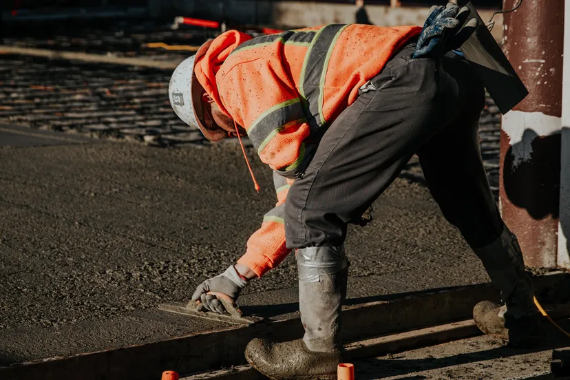 bouwvakker aan het werk