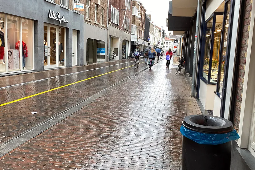 brandstraat op een natte dag tijdens de lockdown