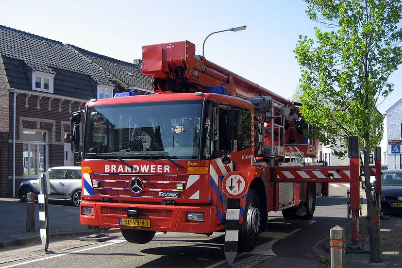 brandweer hoogwerker kat in het nauw susteren