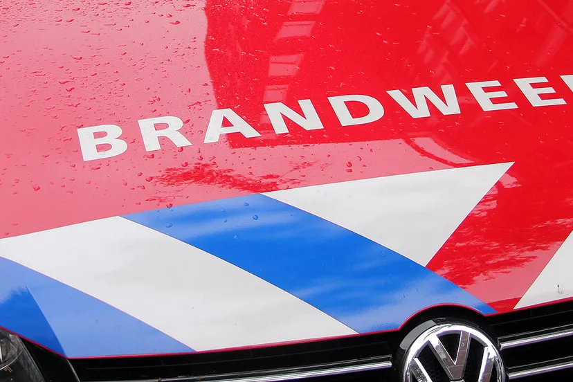 brandweer motorkap personenauto