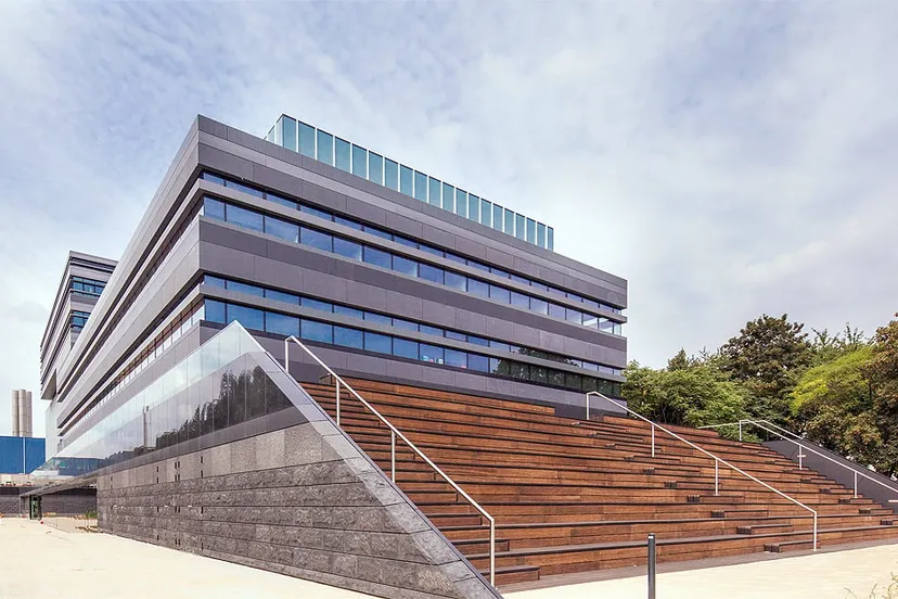 brightlands chemelot campus center court
