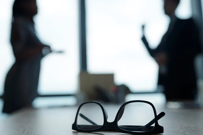 bril op kantoortafel