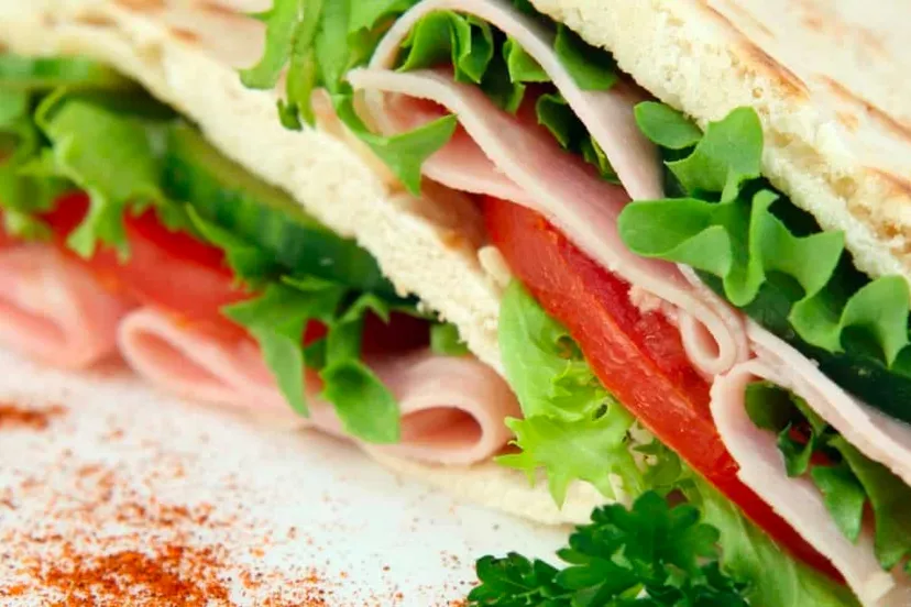 broodjes met ham tomaat sla