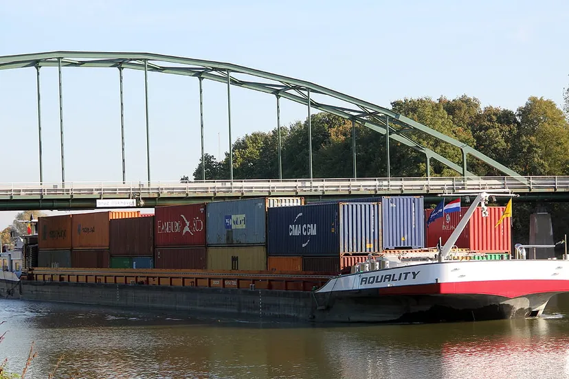 brug bij holtum julianakaanl containervervoer per schip