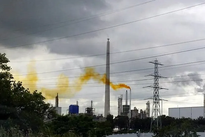 bruine rookpluim fibrant caprolactamfabriek nitreuze damp