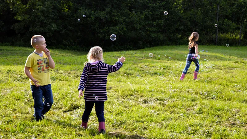 buitenspeeldag spelende kinderen zeepbellen cc0 pixabay