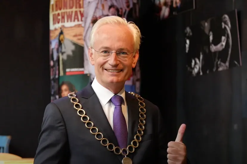 burgemeester hans verheijen steekt duim op opgestoken duim