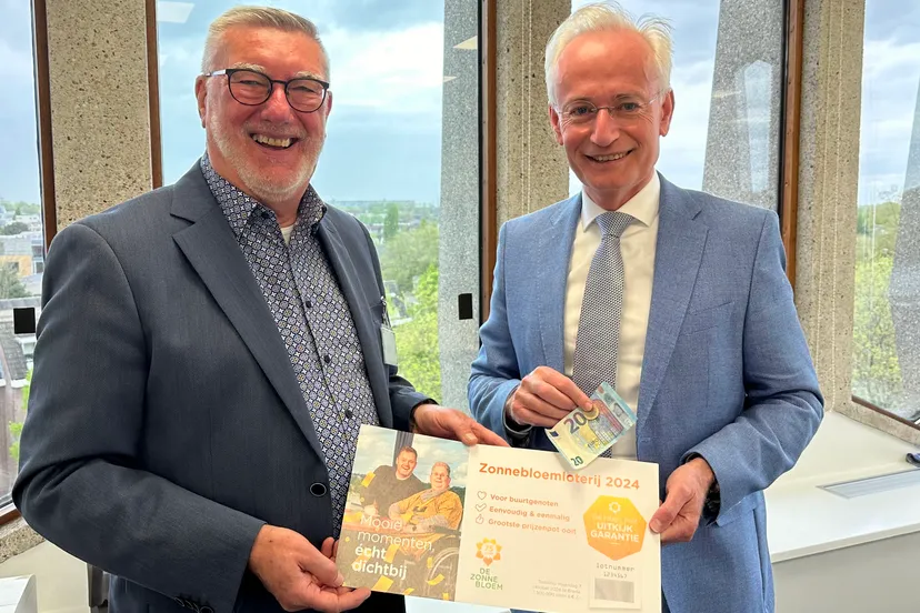 burgemeester koopt eerste zonnebloemlot