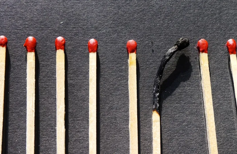 burn out weergegeven met lucifers