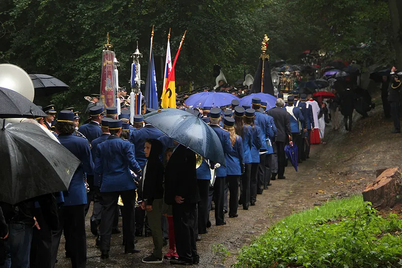 c7i43id6t4pi0varn3mzfwulf sint rosaprocessie de berg op