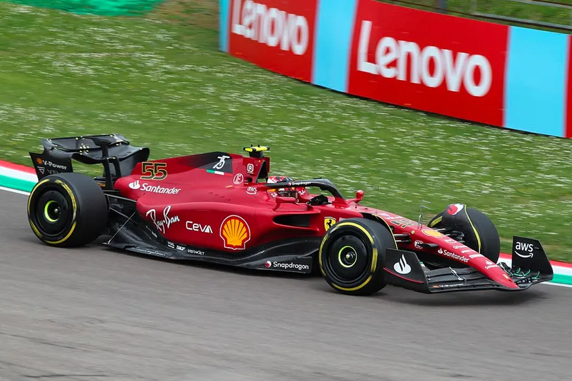 carlos sainz op imola 2022 ferrari