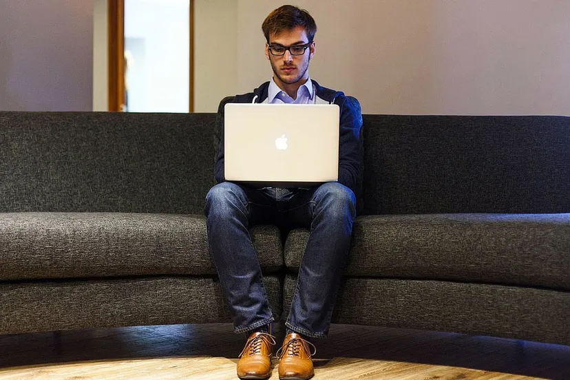 cc0 pixabay zzp ondernemer man met laptop op schoot zittend op bank