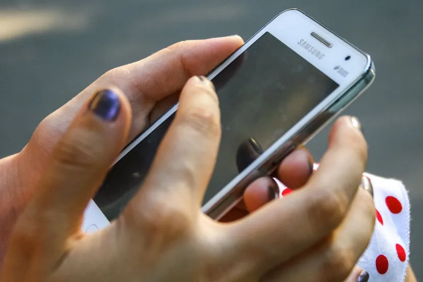 cc0 via pexels john mark smith mobiele telefoon