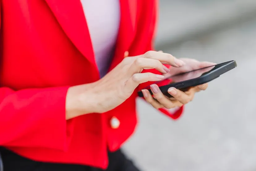 cc0 via pexels texten op mobiel