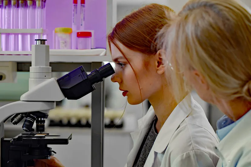 celonderzoek met microscoop