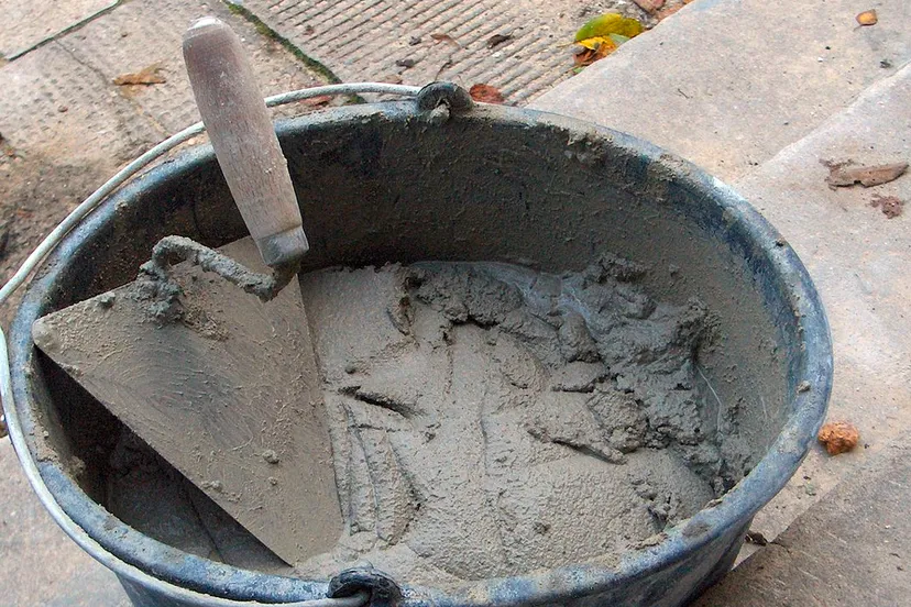cementmortel in kuip met troffel