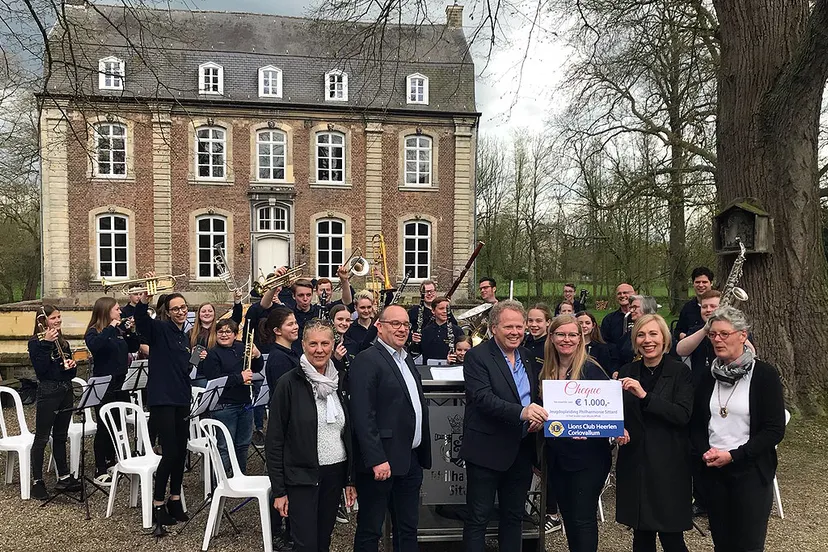 cheque 1000 euro jeugdorkest philharmonie sittard 1
