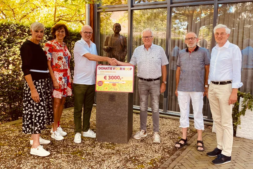 cheque actie voor hoop voor toon hermans huis sittard