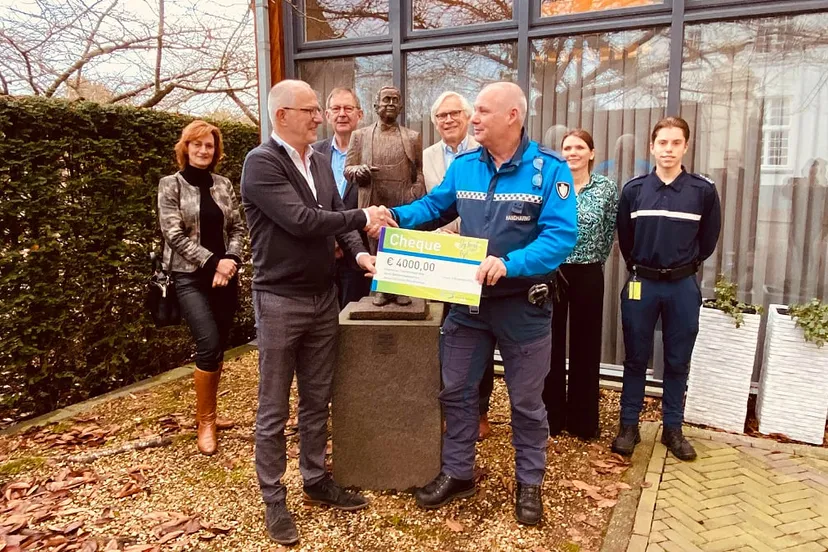 cheque van medewerkers gemeente voor toon hermans huis sittard
