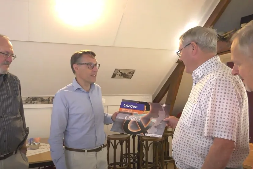 cheque voor heemkundevereniging geleen