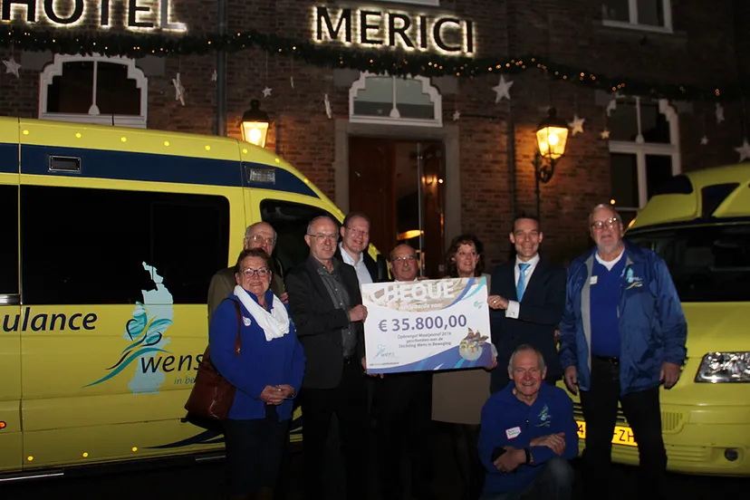 cheque wensambulance uitgereikt door martijn van helvert 1