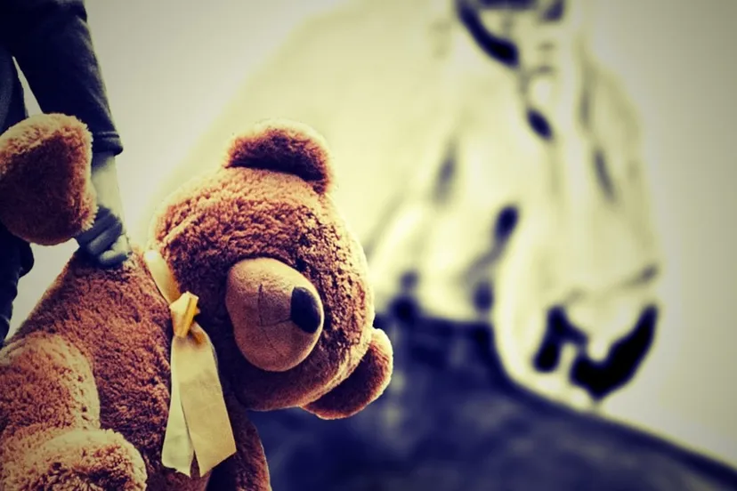 child 1152327 1280 kind teddybeer misbruik mishandeling