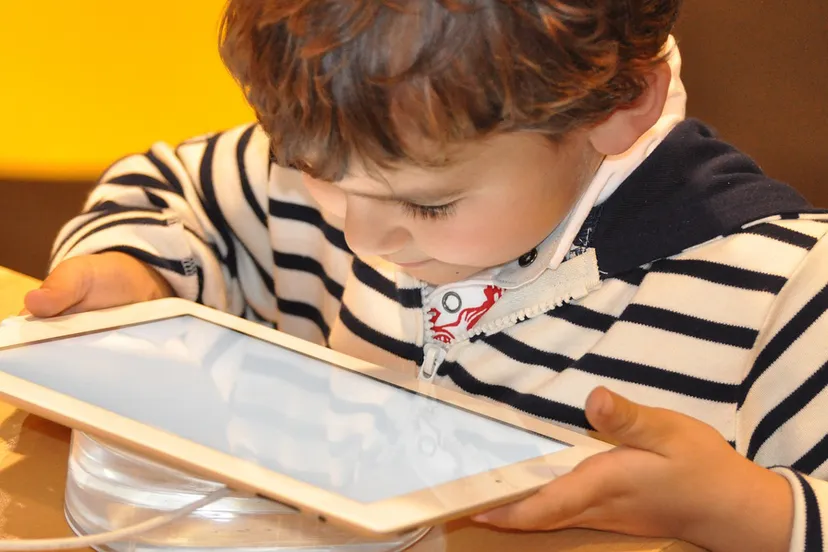 child 1183465 1280 kind op tablet pc ipad