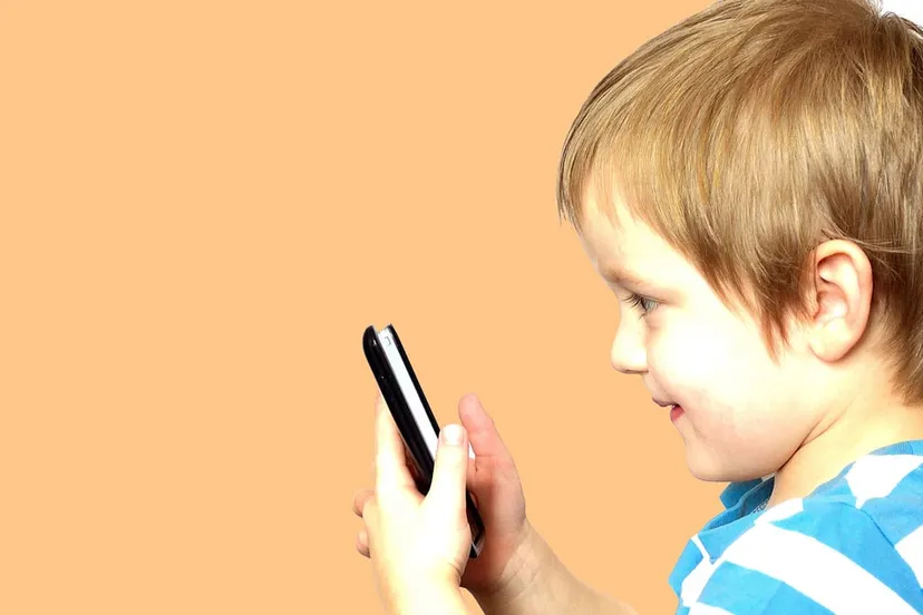 child and phone kind en mobiele telefoon cc0