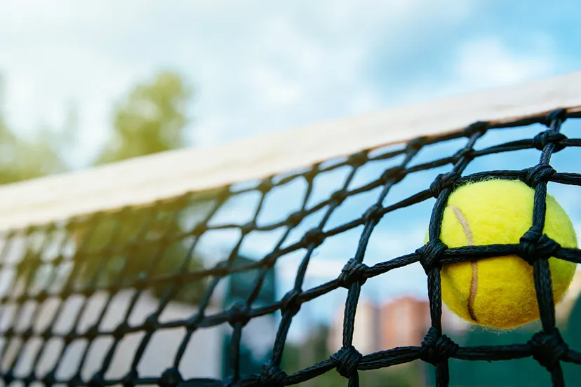 close upfoto van tennisbal die netto raken sport concept