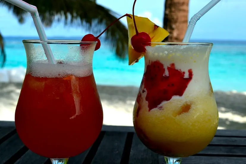 cocktails op een vakantiestrand