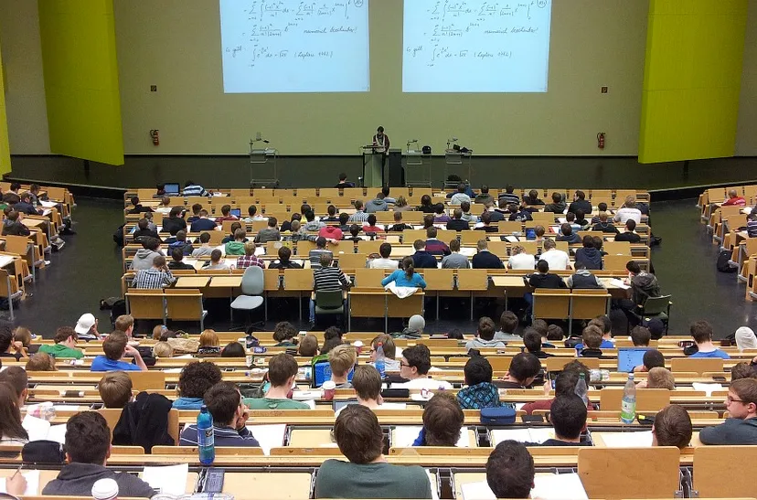 collegezaal met studenten